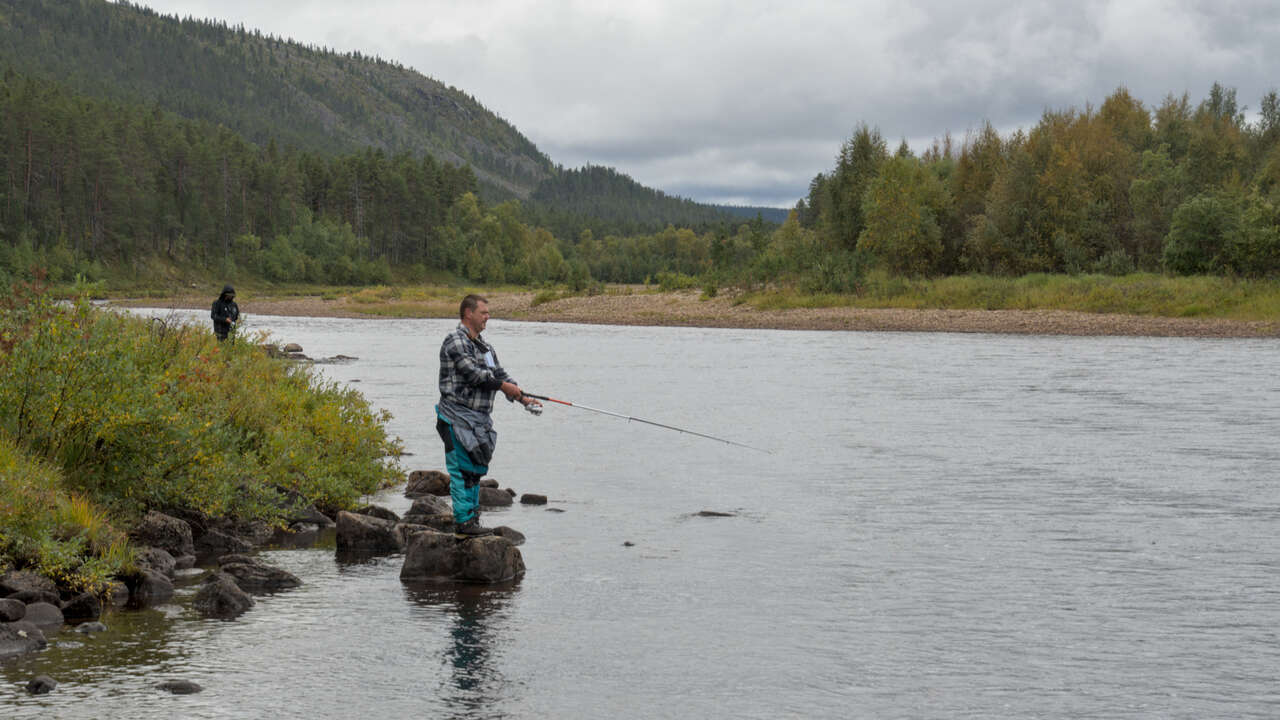 Pêcheurs au bord de la rivière