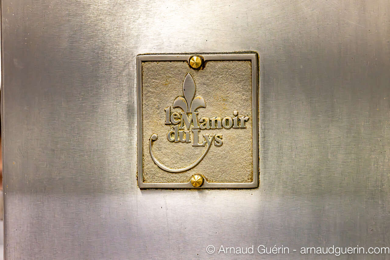 Plaque du Manoir du Lys en Normandie, lieu du séjour nature et gastronomie Amarok l'Esprit Nature