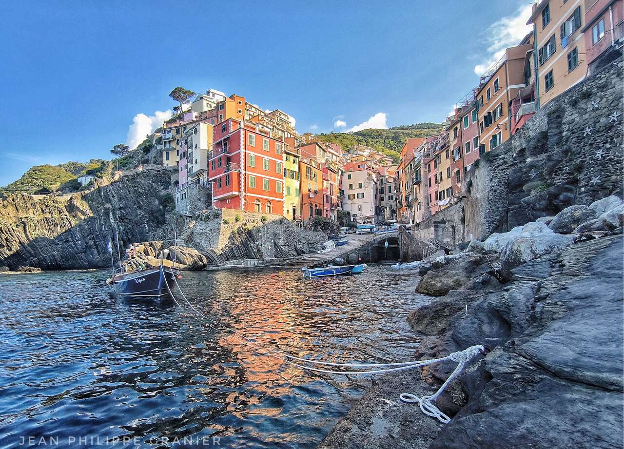 Port de Riomaggiore et maisons colorées au bord de la mer dans les Cinque Terre