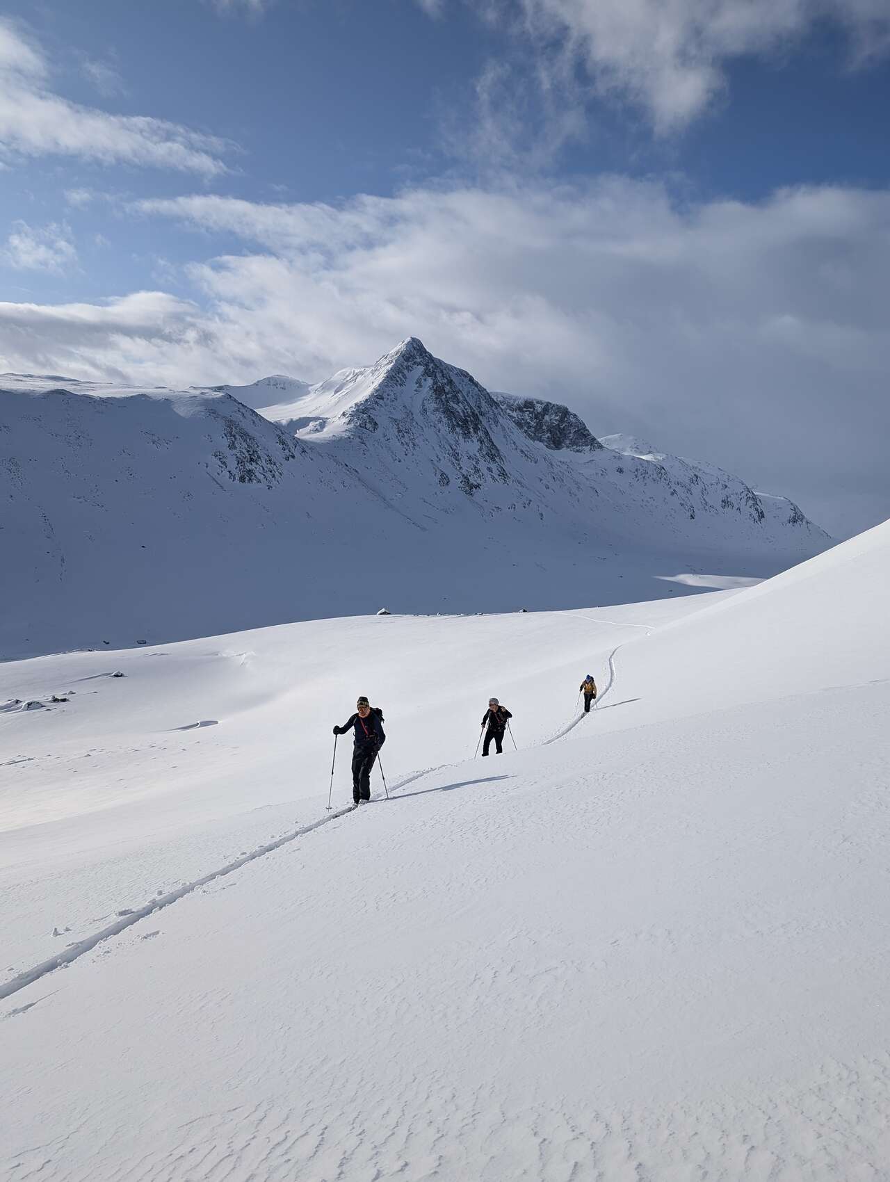 Randonnée à ski nordique sans pulka sur les pentes enneigées du massif du Storstein, en Norvège