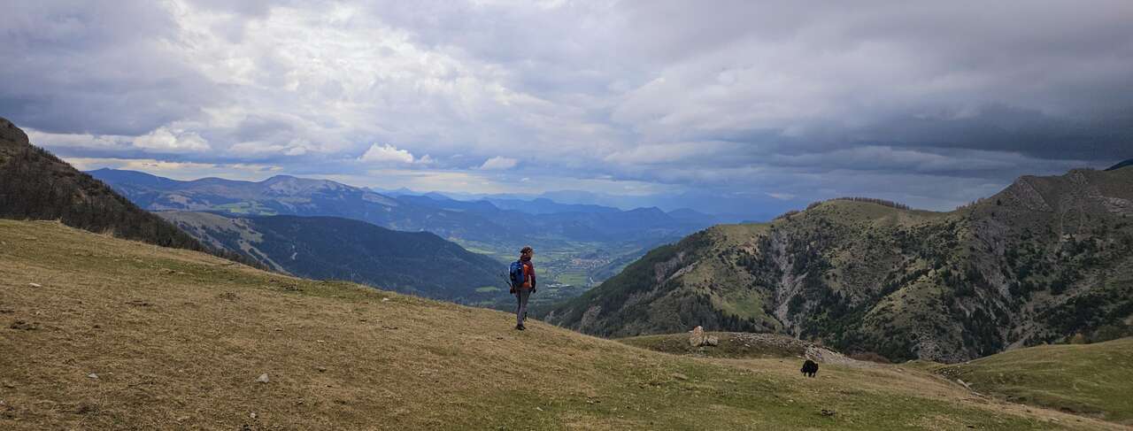 Randonneur face aux paysages sauvages des Alpes-de-Haute-Provence