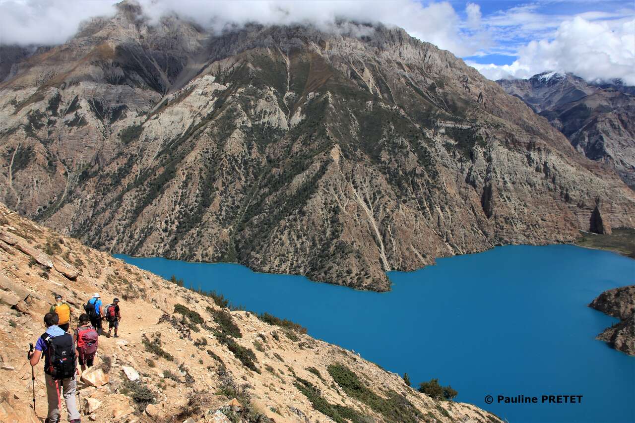 Randonneurs longeant le lac Phoksundo dans le Haut Dolpo au Népal