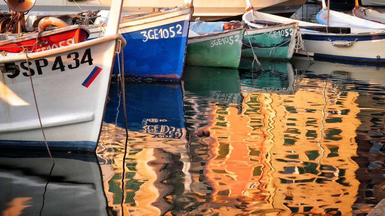 Reflets colorés des bateaux dans le port d'un village ligure