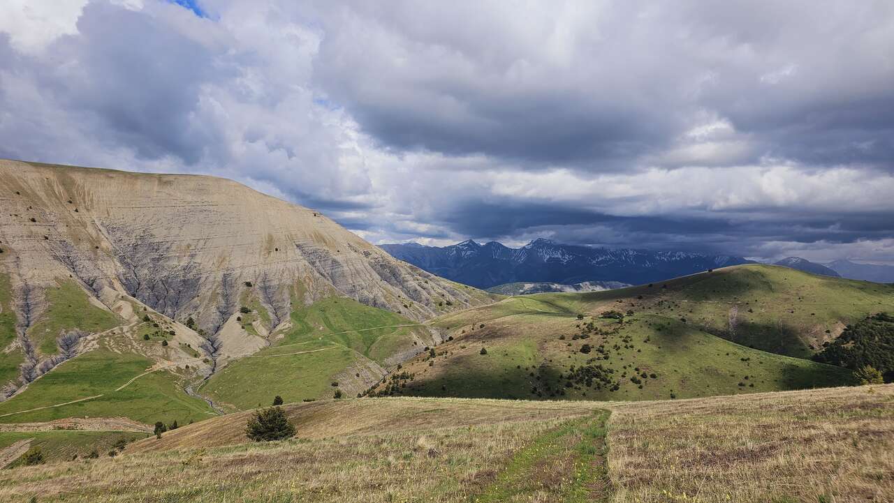 Reliefs et alpages des Alpes-de-Haute-Provence sous un ciel orageux