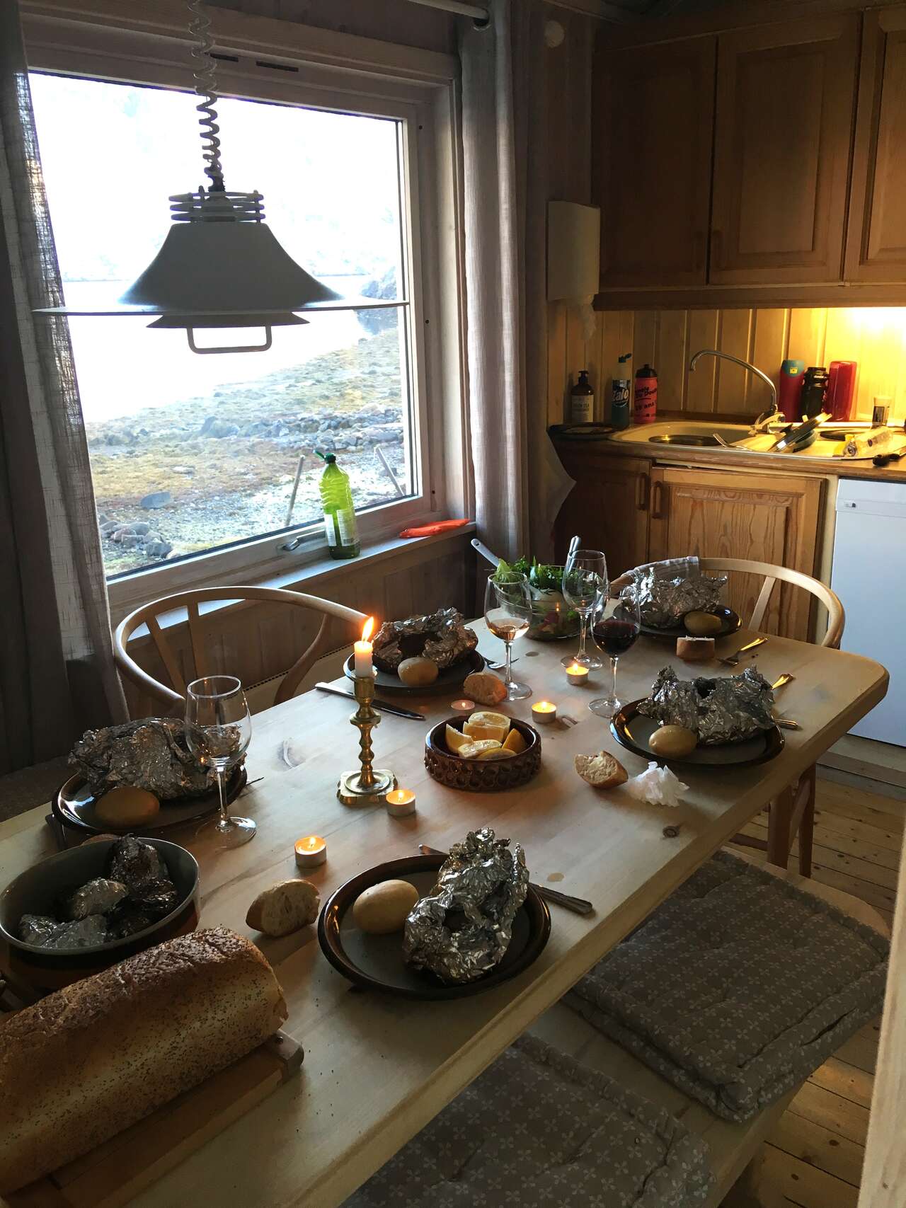 Repas convivial dans un chalet norvégien au Finnmark
