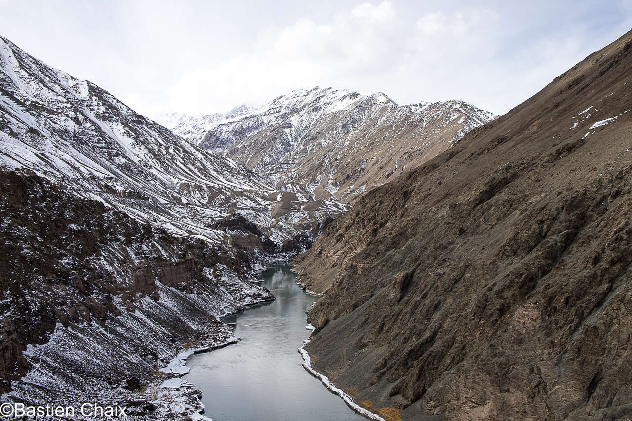 Rivière dans les montagnes du Ladakh