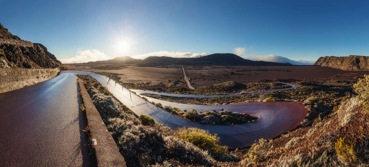 Route sinueuse dans la Plaine des Sables au coucher du soleil à La Réunion
