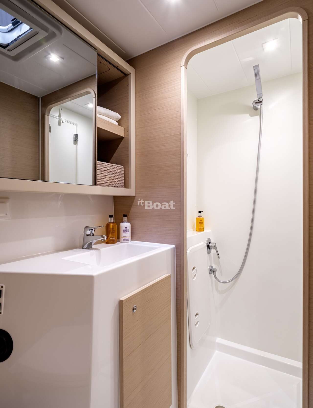 Salle d'eau dans le catamaran Lagoon 42