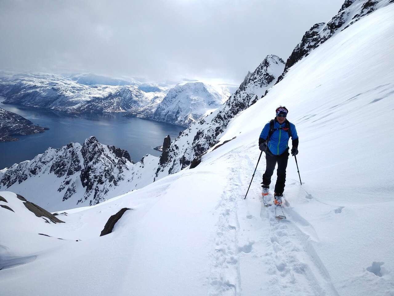 Ski de randonnée au-dessus d’un fjord du Finnmark