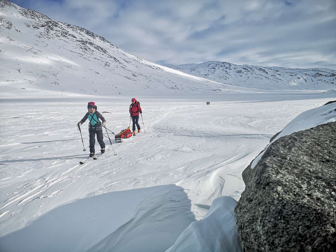 Ski de randonnée nordique avec pulka sur les étendues enneigées du Nordland