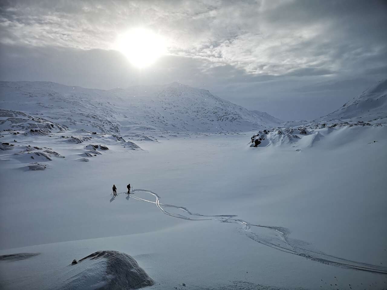 Ski de randonnée nordique dans une vallée enneigée du Storstein en Norvège
