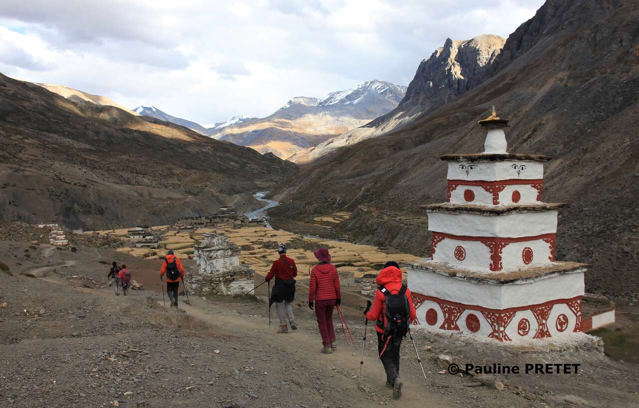 Trek dans une vallée du Haut Dolpo avec stupa et montagnes himalayennes