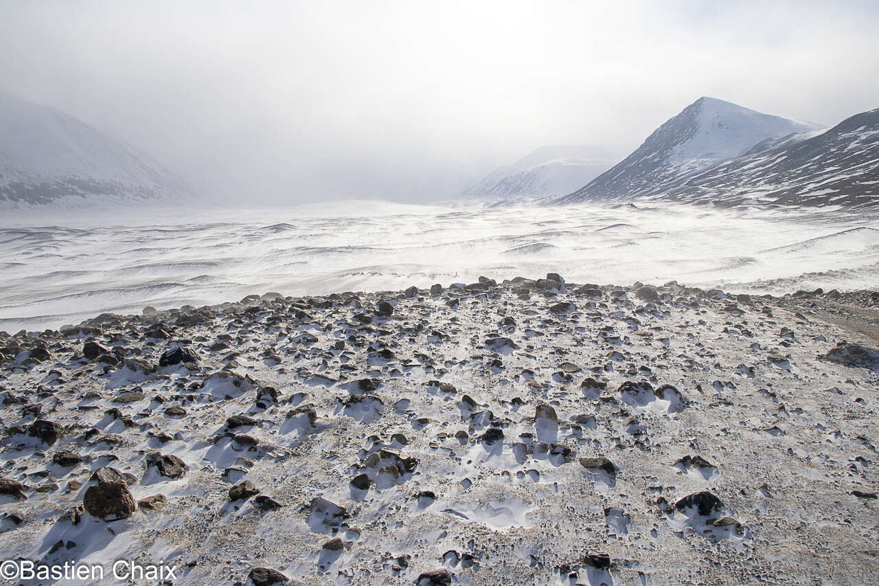 Vallée montagneuse enneigée balayée par le vent dans l’Altaï mongol
