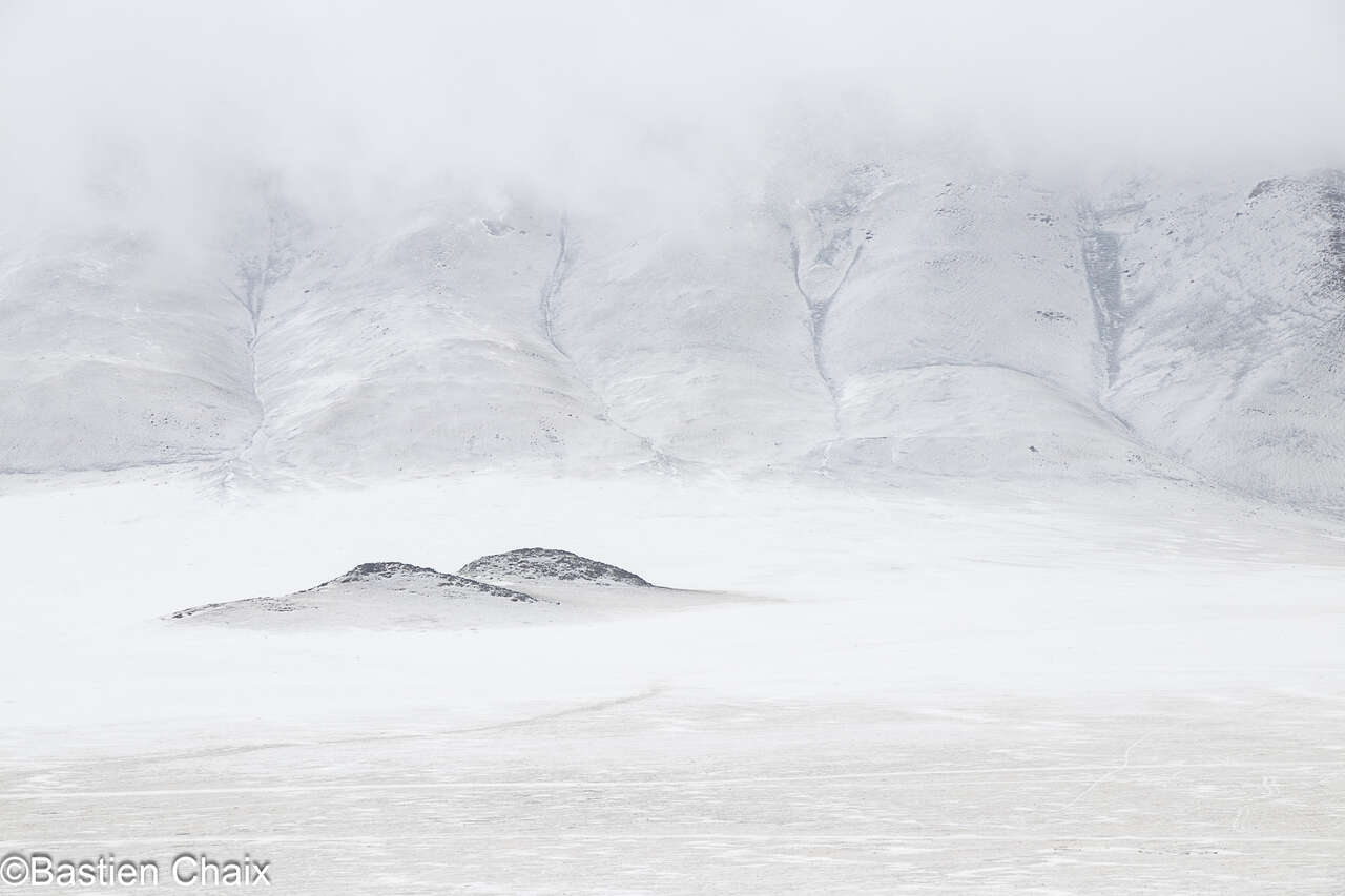 Vaste paysage enneigé des montagnes de l’Altaï sous les nuages