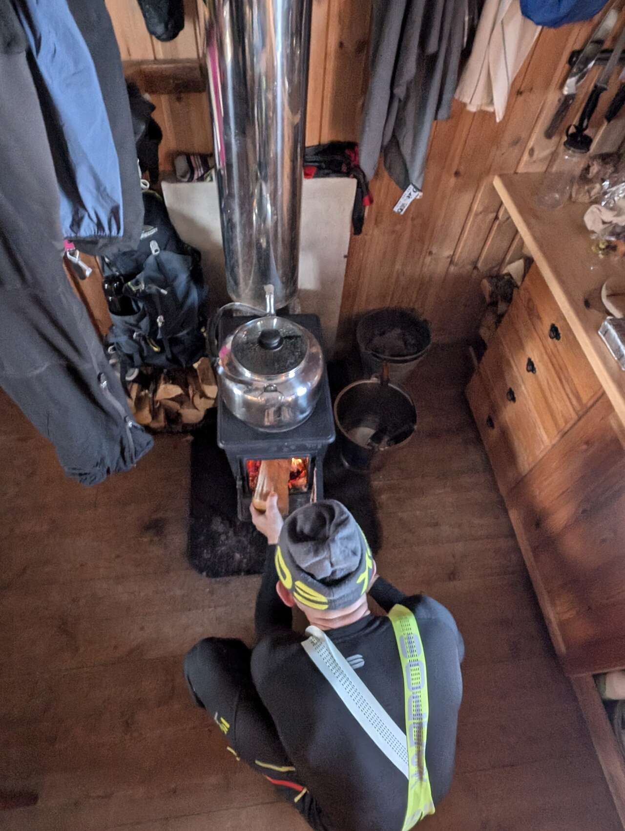 Vie en autonomie dans un refuge du massif du Storstein en Norvège, avec chauffage au poêle à bois