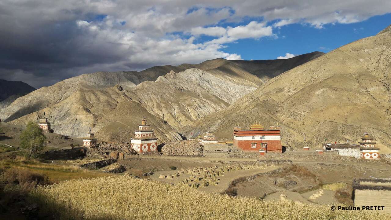 Village tibétain et chörtens bouddhistes dans les vallées du Haut Dolpo