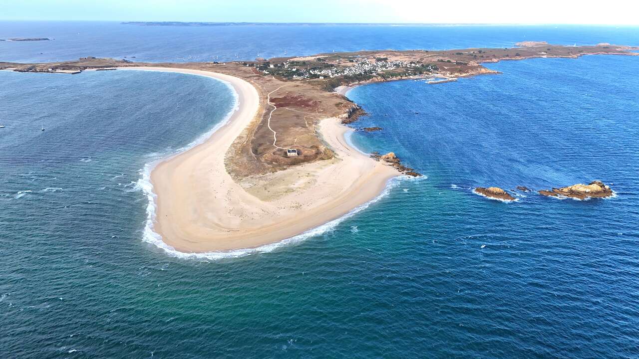Vue aérienne de l’île de Houat et de ses plages dans le Morbihan