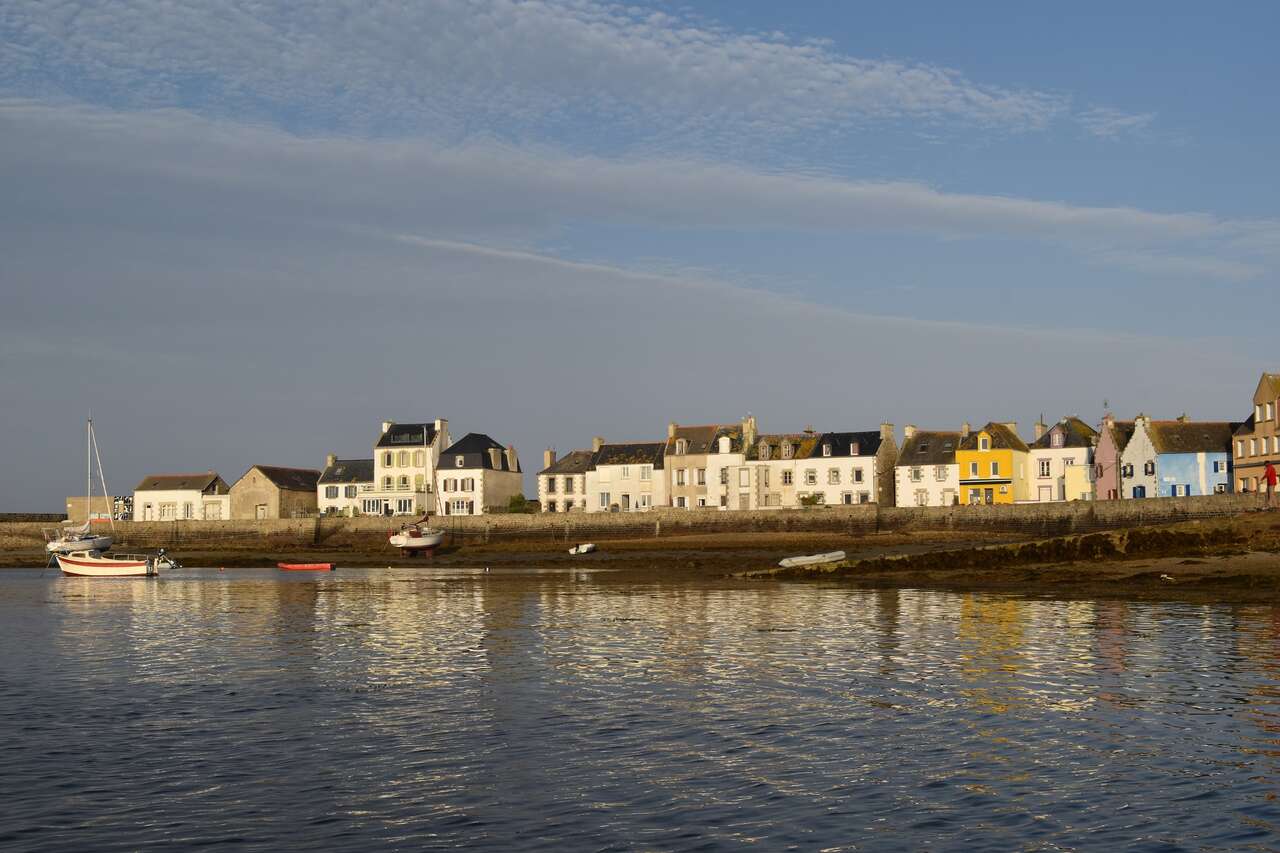 Vue depuis la mer sur l'île de Sein Bretagne