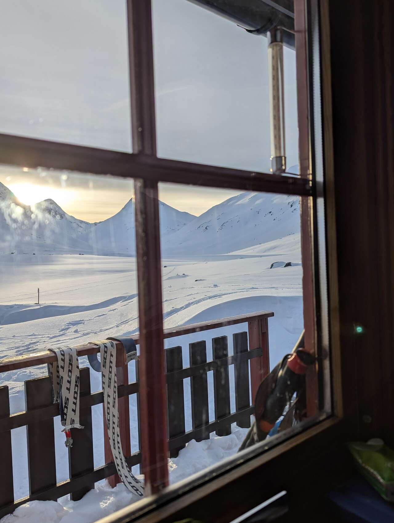 Vue sur les montagnes enneigées du Storstein depuis un refuge norvégien