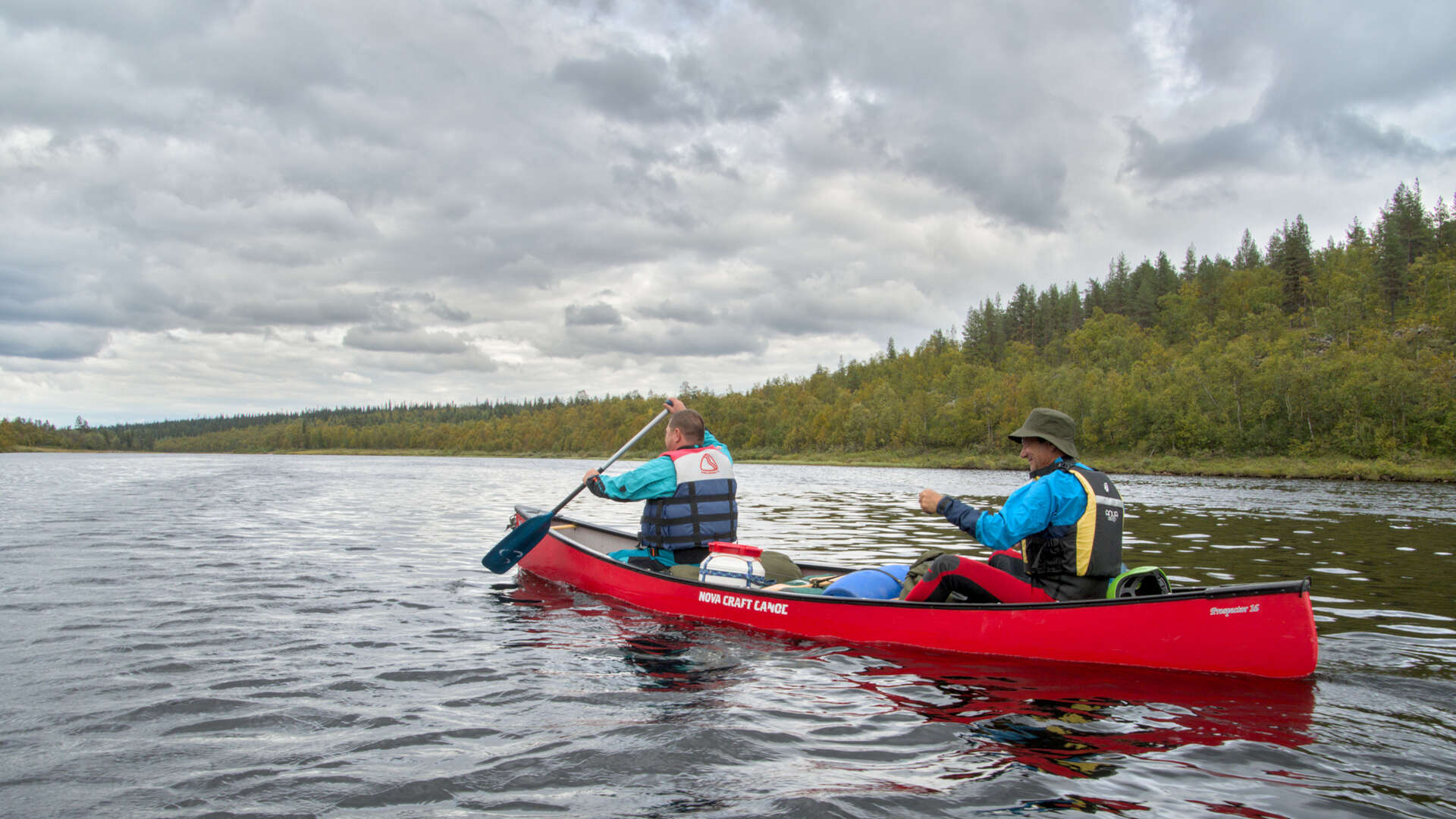 Canoës sur la rivière © Daille Jérôme Canoë et rivière