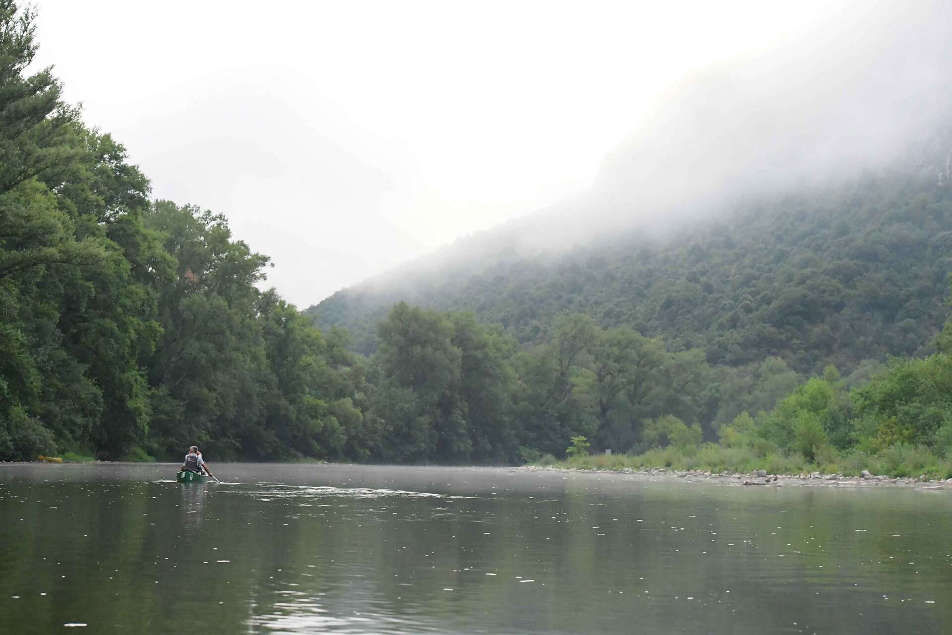 Canoë naviguant dans les gorges de l'Ain au milieu des forêts