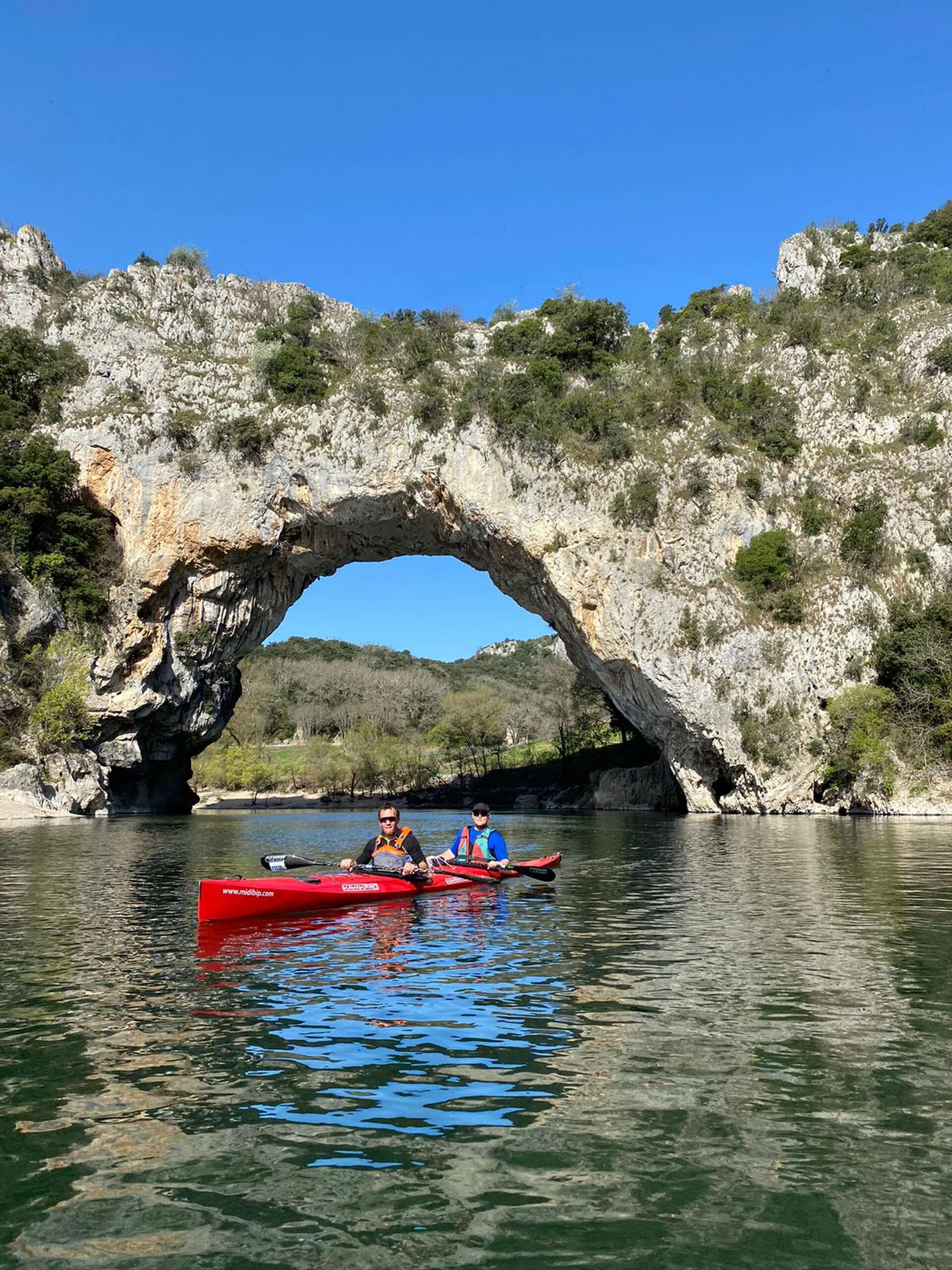 Descente en canoé biplace de la Rivière Ardèche © Gilly Benoît Descente en canoé de la Rivière Ardèche avec Amarok l'Esprit Nature