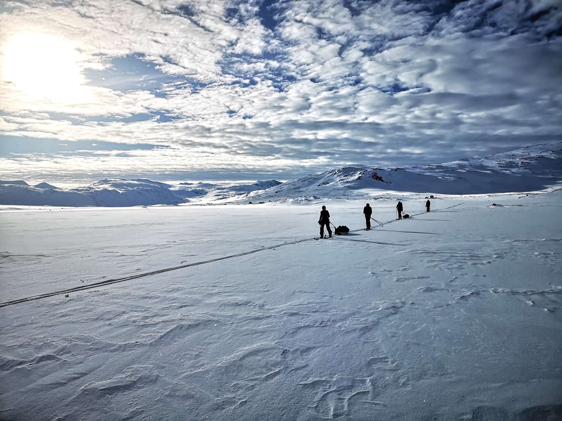 Raid à ski nordique avec pulkas dans les montagnes du Nordland en Norvège