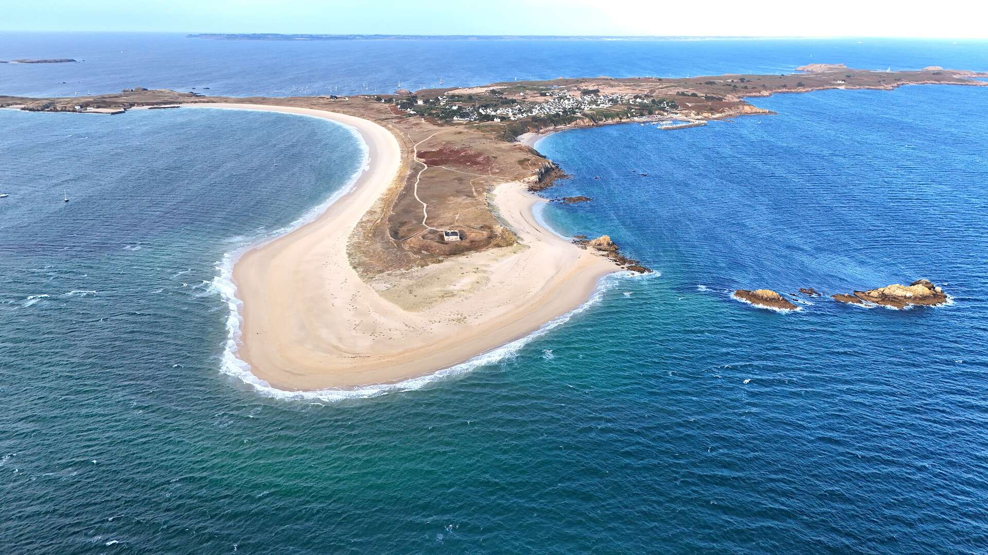 Vue aérienne de l’île de Houat et de ses plages dans le Morbihan