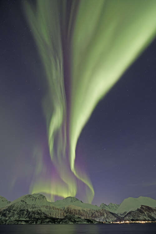 aurores boréales vertes dans le ciel nocturne au-dessus des montagnes de Norvège